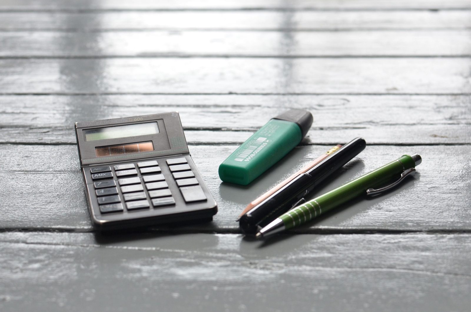 Calculadora sobre una mesa, comparando precios