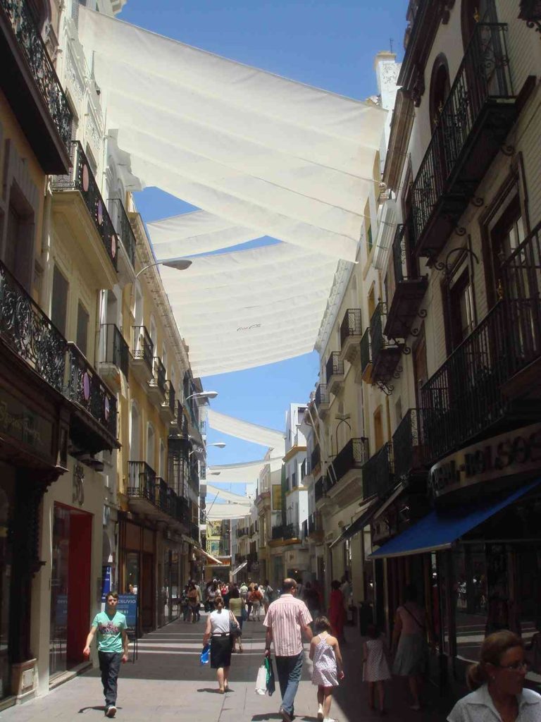 Calle Sierpes en el Centro de Sevilla