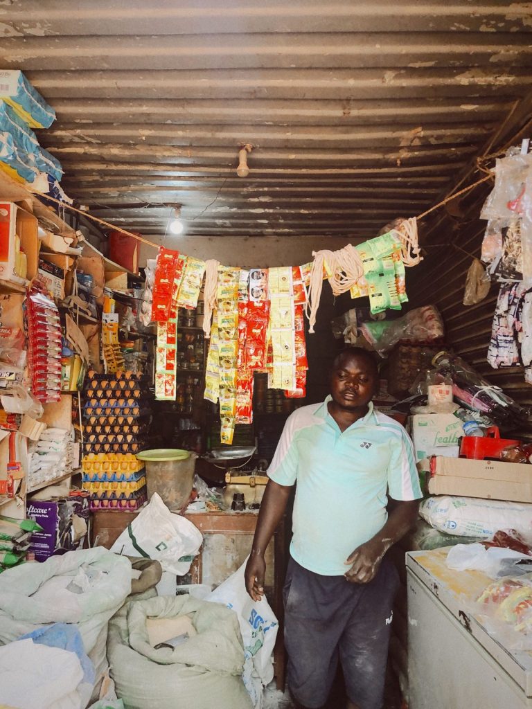 Dueño de una tienda local en su comercio