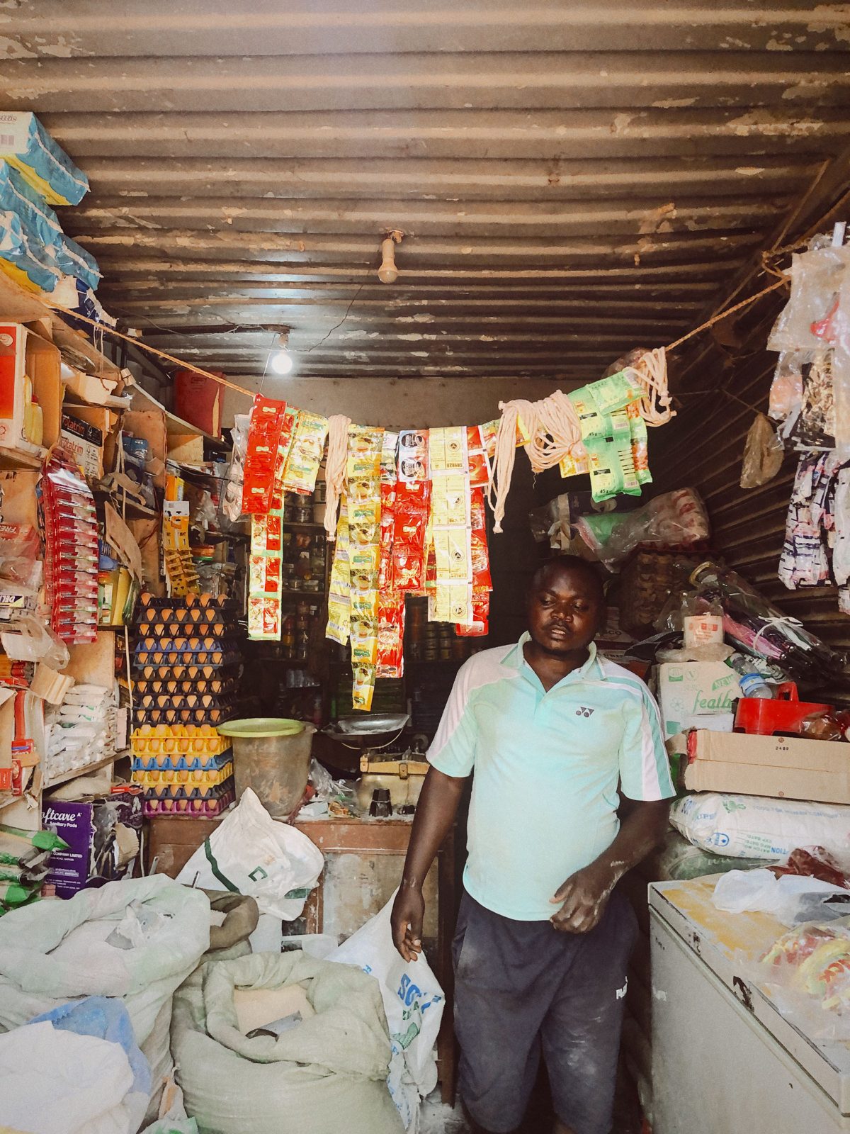 Dueño de una tienda local en su comercio