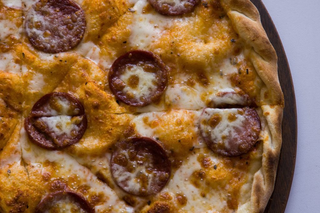 Primer plano de pizza de pepperoni recién horneada