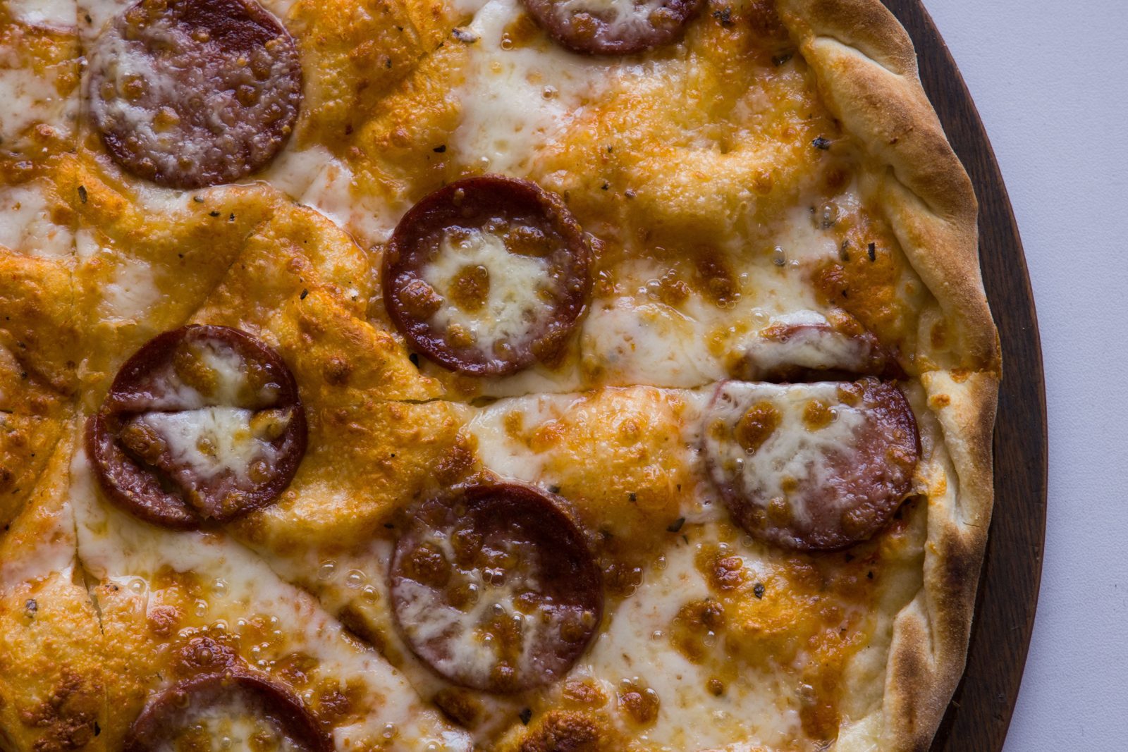 Primer plano de pizza de pepperoni recién horneada