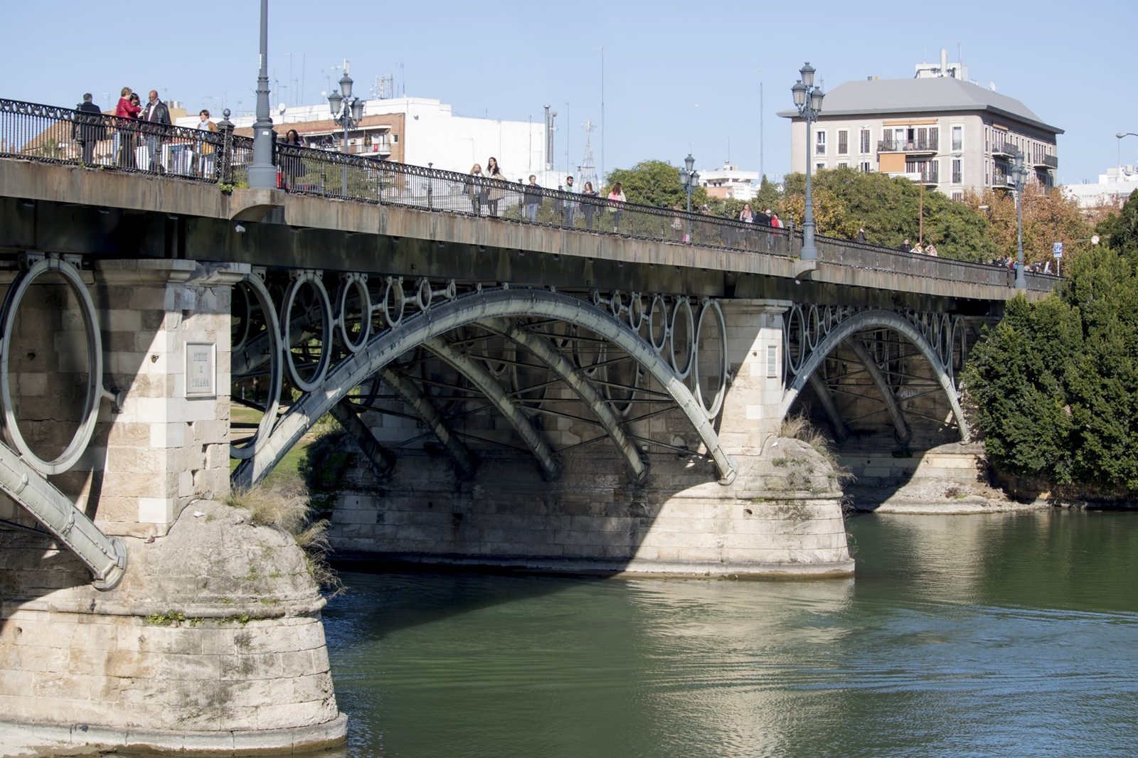 Puente de Triana sobre el Guadalquivir en Sevilla