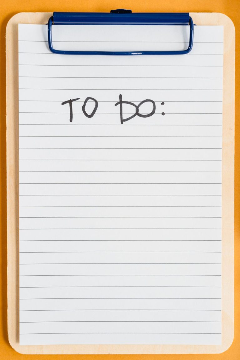 Lista de tareas en un portapapeles sobre una mesa