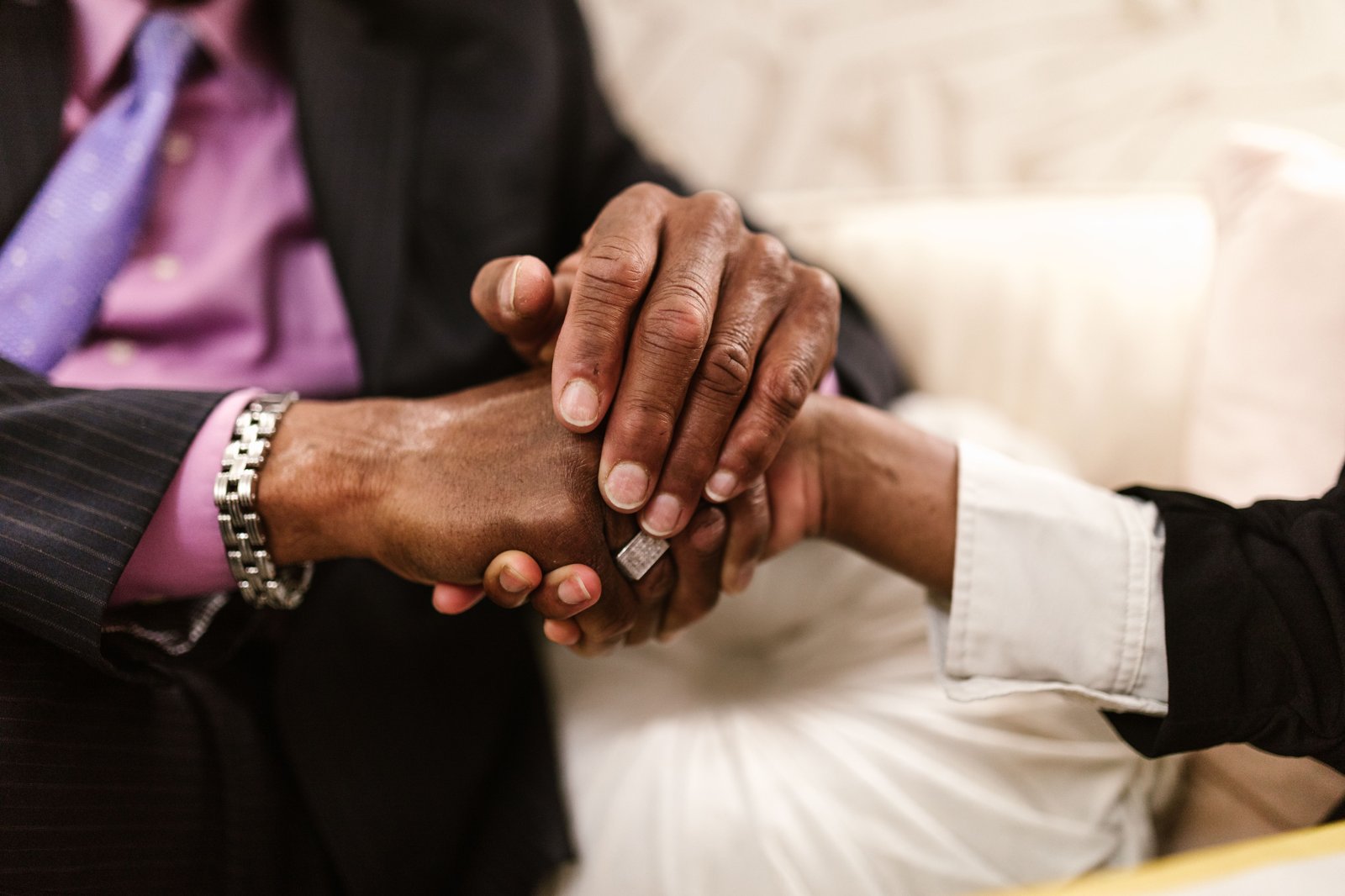 Dos personas dandose la mano en un acuerdo de colaboracion
