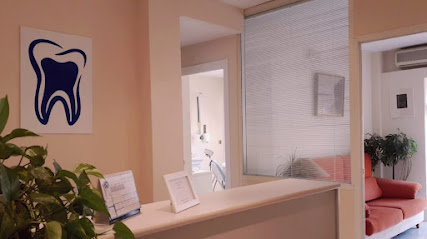Dentista Mario Domínguez Chaparro. Clínica Dental en Triana.