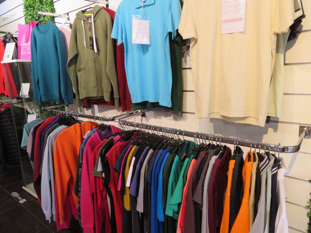 Percheros con ropa de colores en el interior de una tienda