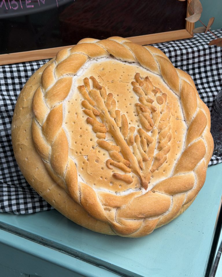 Hogaza de pan candeal decorada en el escaparate de una panadería en Sevilla